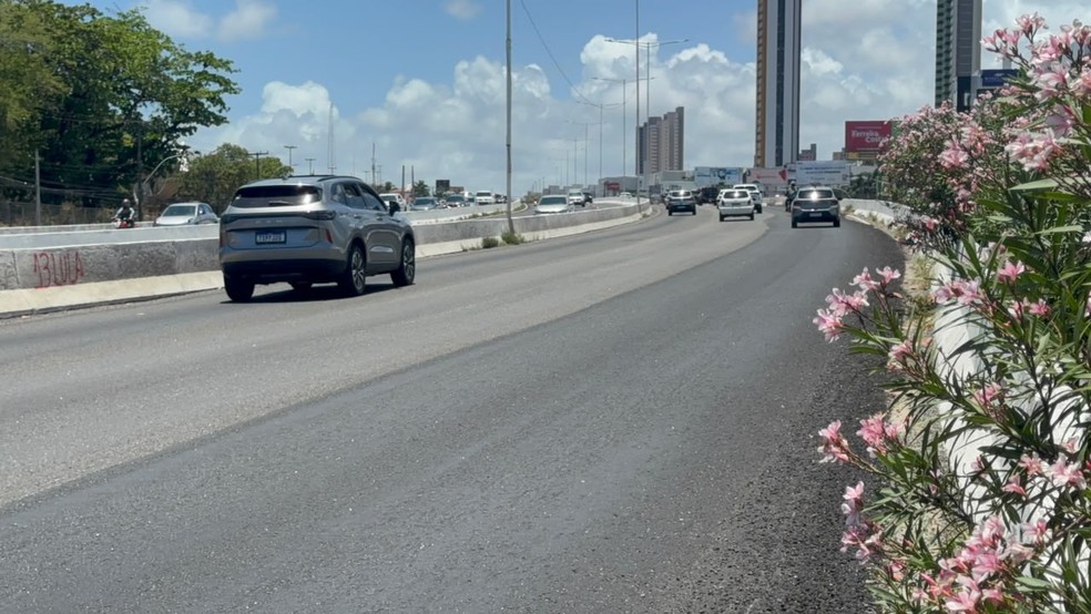 Trânsito Natal Viaduto UFRN BR-101 carros veículos fluxo carro — Foto: Sérgio Henrique Santos/Inter TV Cabugi