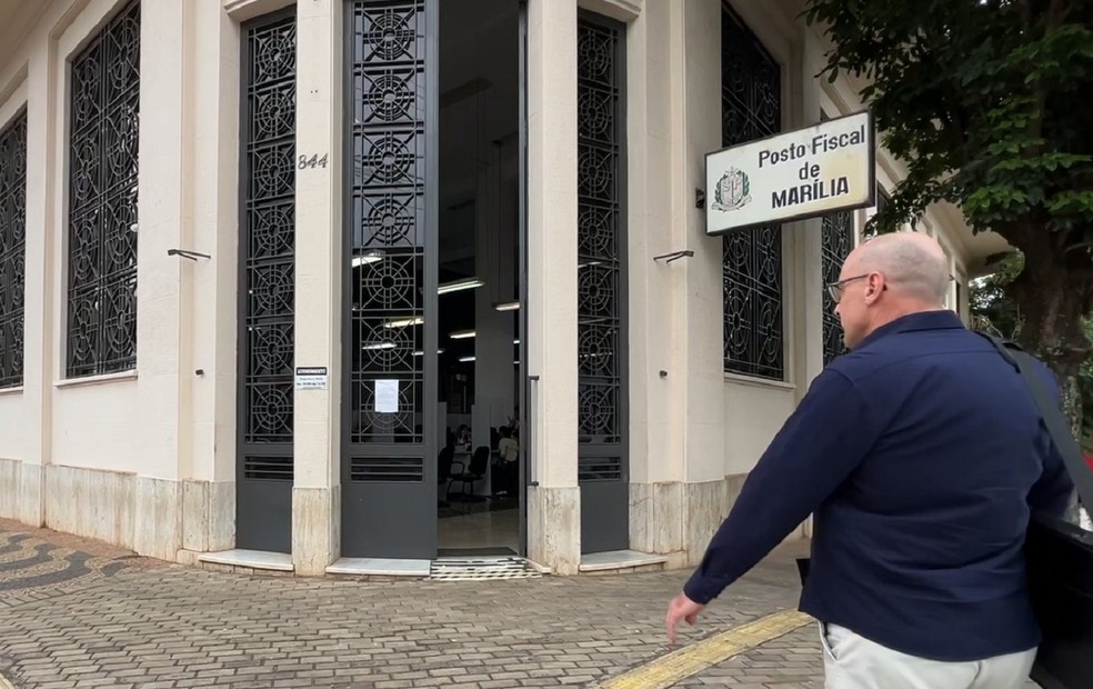 Jair Rosa chegando para trabalha no Posto Fiscal de Marília (SP) — Foto: Fábio Modesto/TV TEM