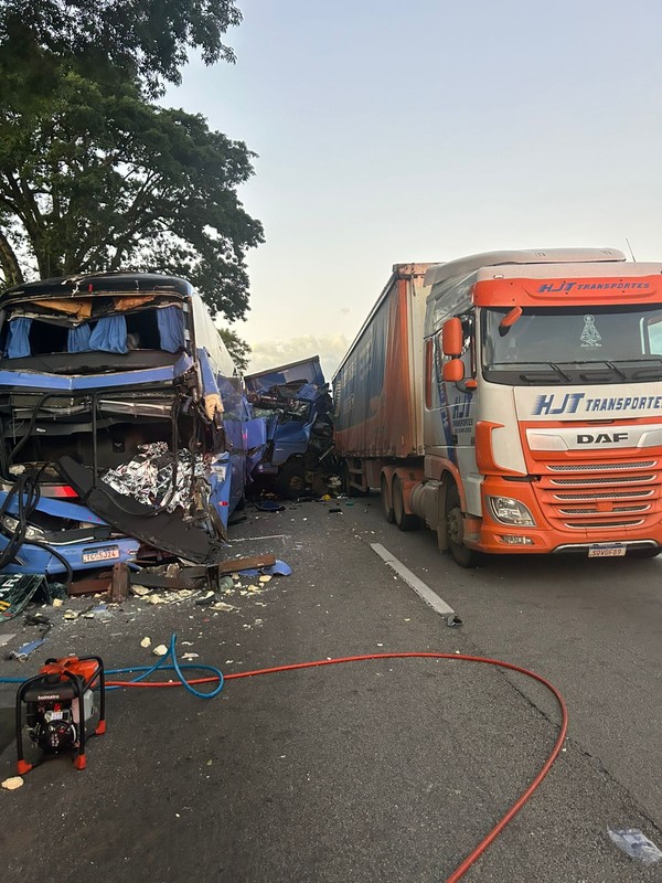 Engavetamento mata uma pessoa e deixa 37 feridos na Dutra em Taubaté | G1