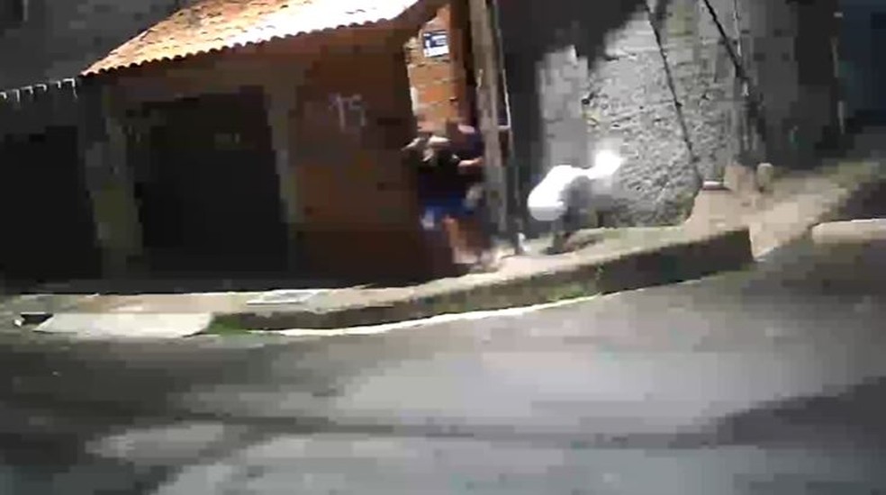 Criminosos trocaram tiros com rivais na Rua Saquarema, no Bairro Conjunto Palmeiras, em Fortaleza, na madrugada deste domingo (26). — Foto: Reprodução