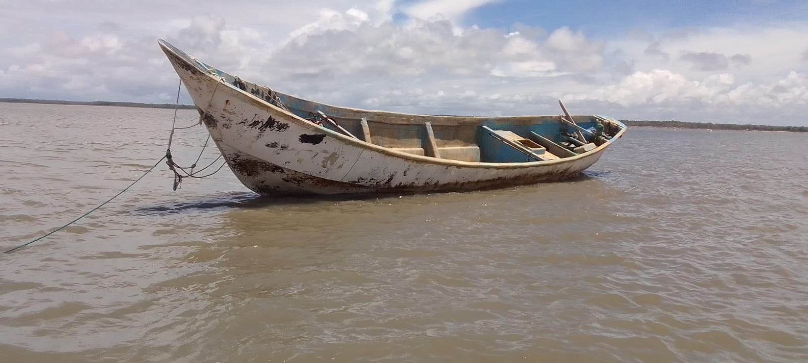 Caminhão frigorífico leva corpos de africanos encontrados em barco para centro de perícia em Belém