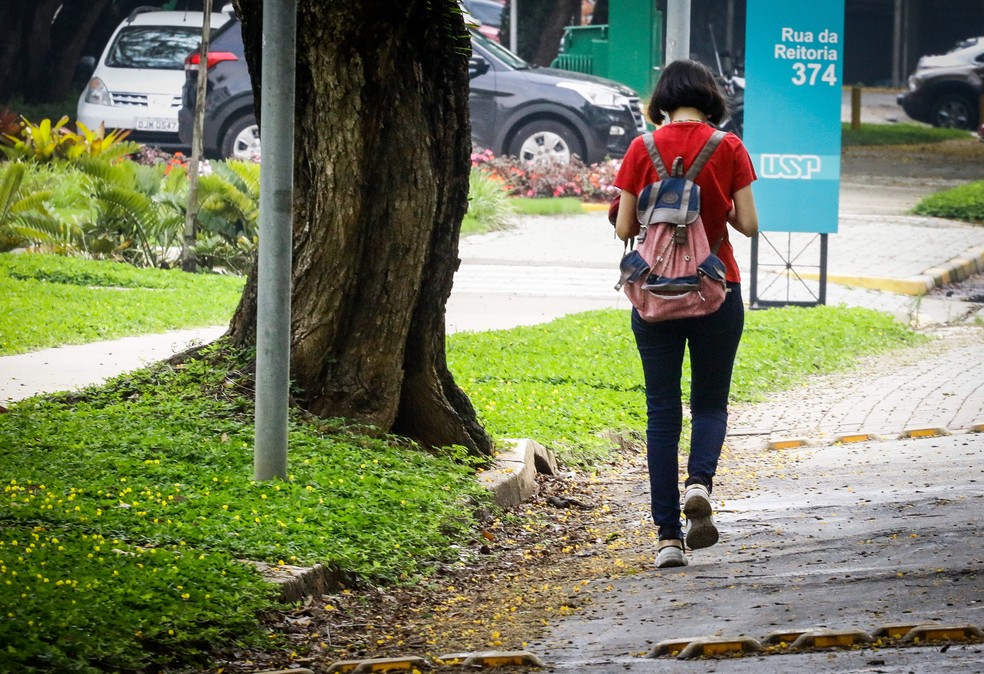 Estudante caminhando pelo campus da USP, no campus Butantã — Foto: ALOISIO MAURICIO/FOTOARENA/ESTADÃO CONTEÚDO