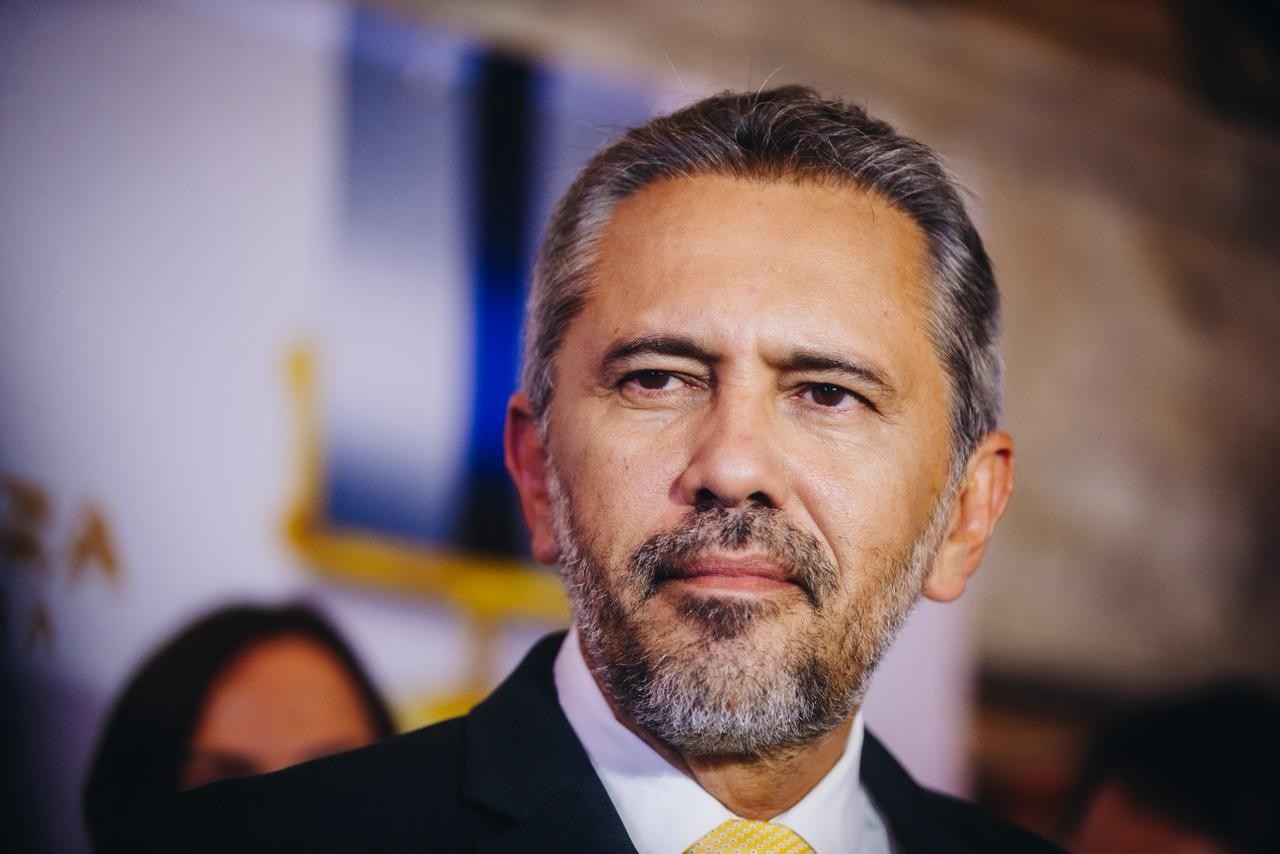 Governador Elmano comenta crise de Michelle e Flávio Bolsonaro: 'Composição feita pela nossa oposição é absolutamente estranha'