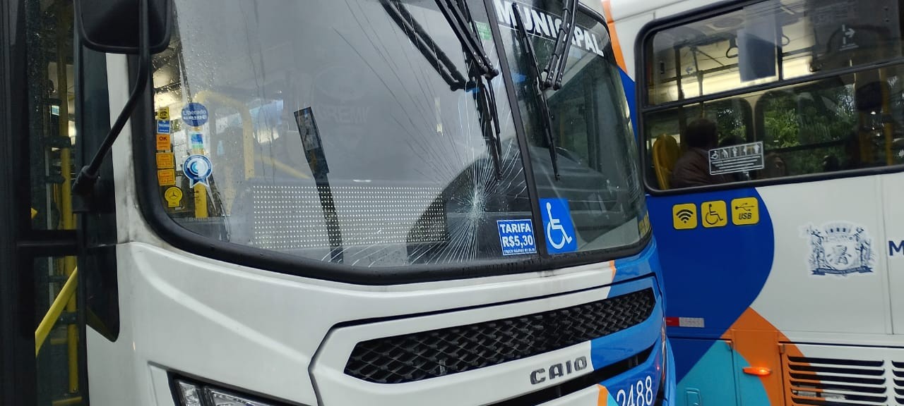 Homem reclama de atraso e dá soco no para-brisa de ônibus em Mogi das Cruzes