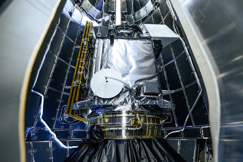 Técnicos da NASA e da SpaceX encapsulam com segurança a espaçonave PACE — Foto: Divulgação - Nasa
