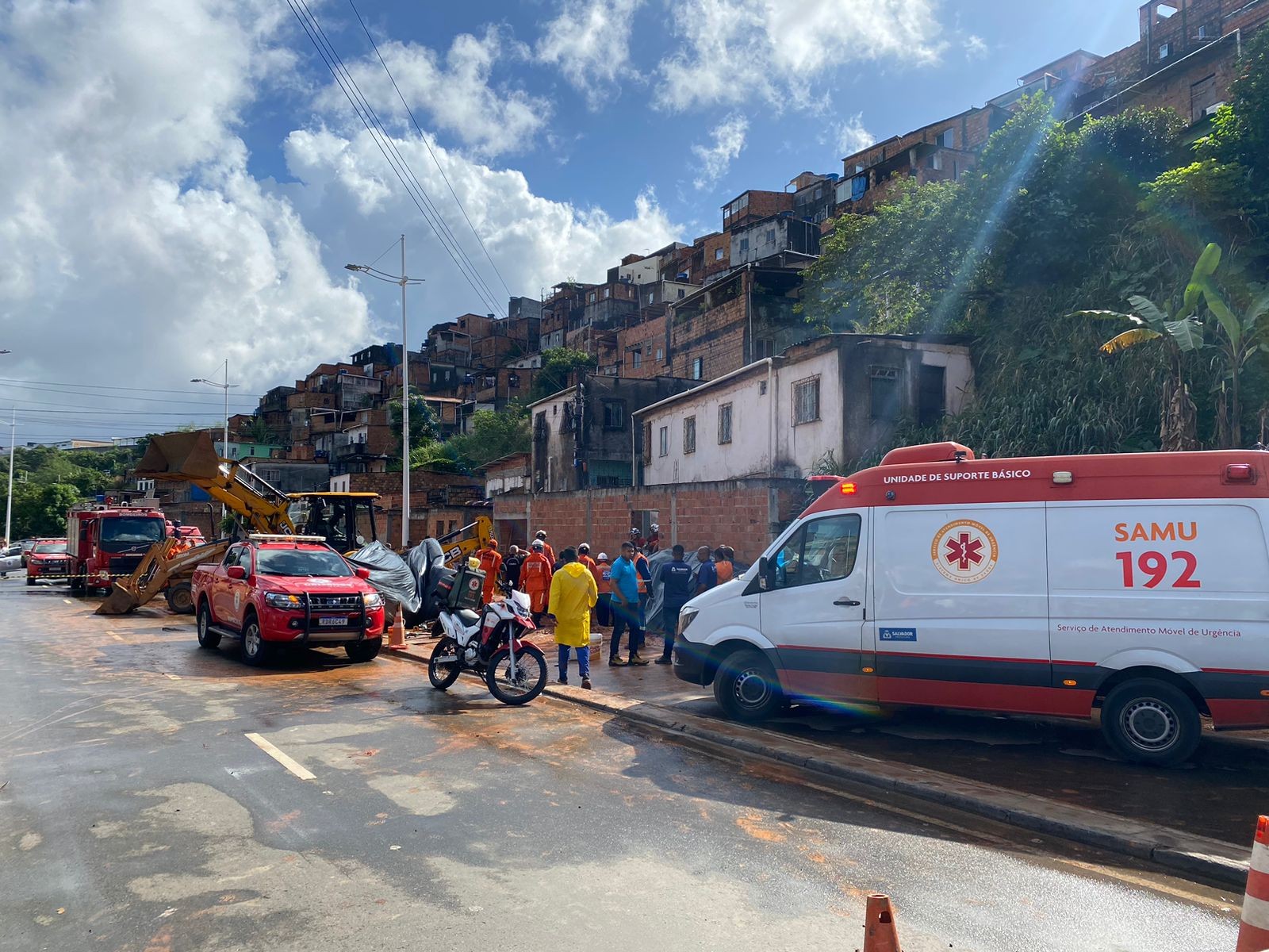 Trabalhador fica parcialmente soterrado após desabamento de escombros em obra na Bahia