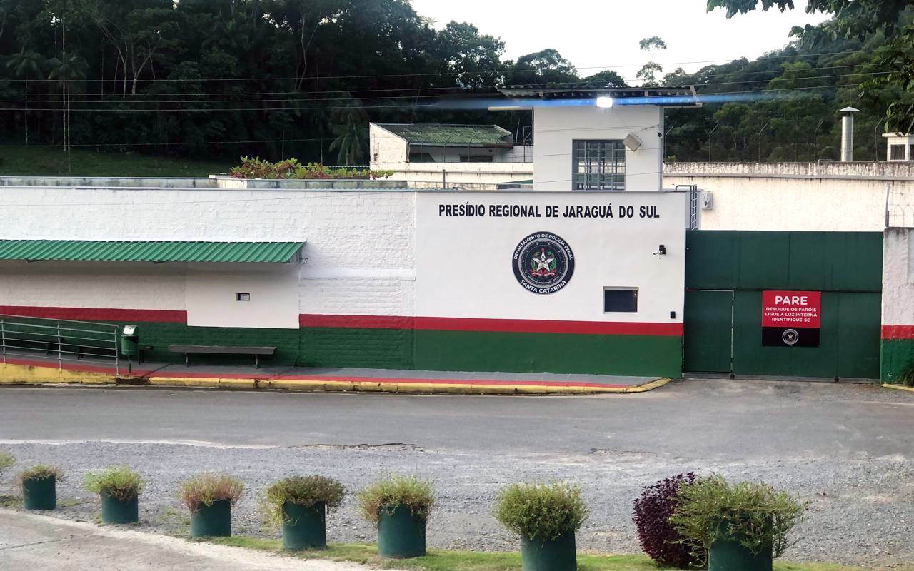 Casal suspeito de estuprar pessoas surdas atendidas por instituição por 9 anos é preso em SC