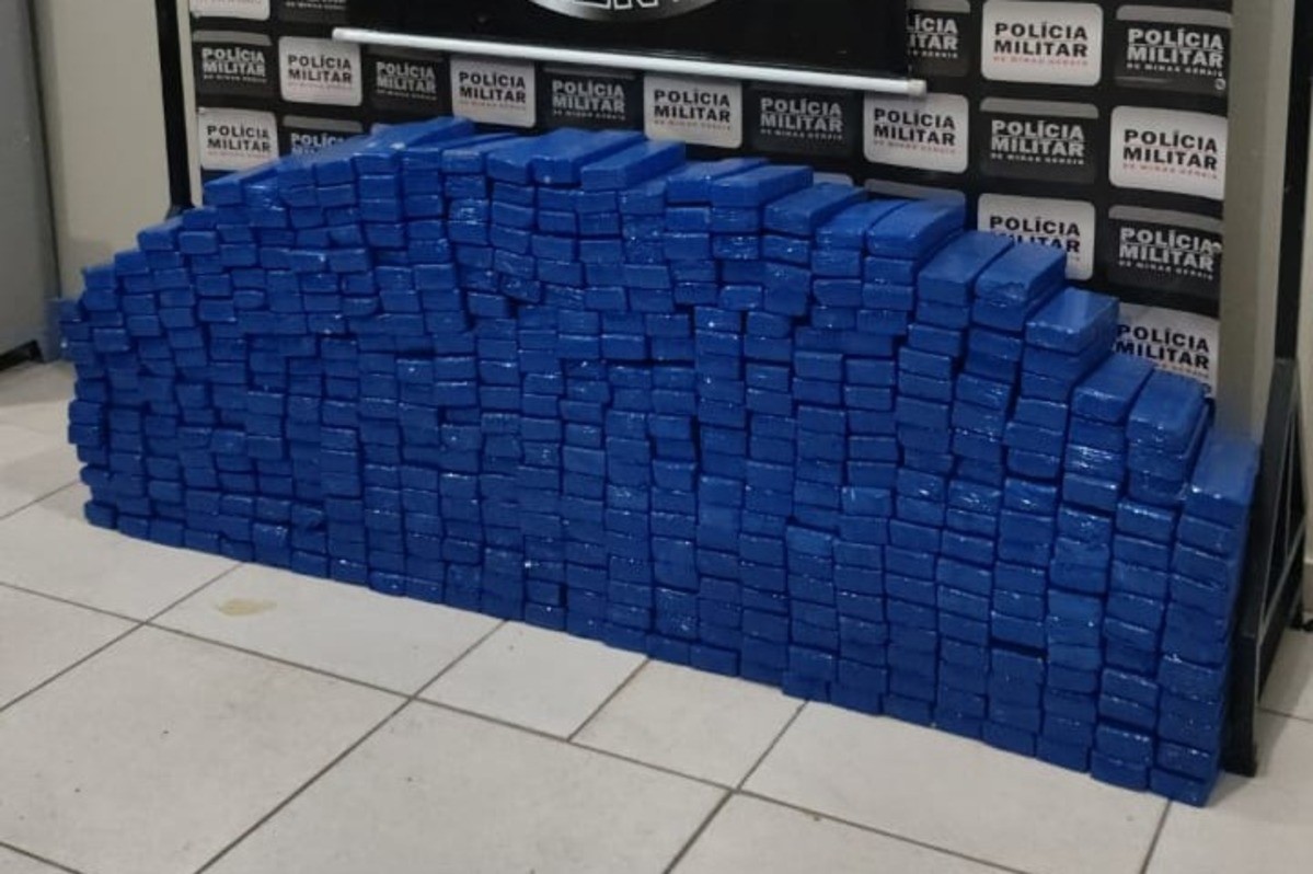Mais de 400 barras de maconha são encontradas em carro na BR-356; motorista e passageiro foram presos 