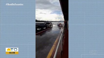 Balsa perde controle após rajada de vento e vai parar perto da praia