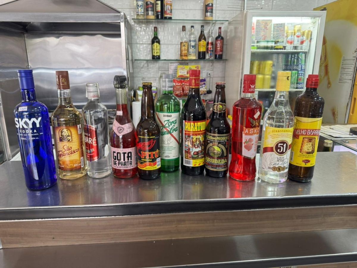 Polícia apreende bebidas com suspeita de adulteração em panificadora após idoso passar mal no litoral de SP