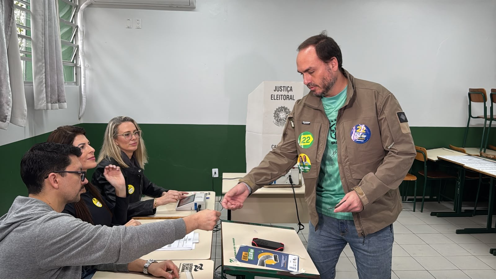 Carlos Bolsonaro (PL) vota em Florianópolis