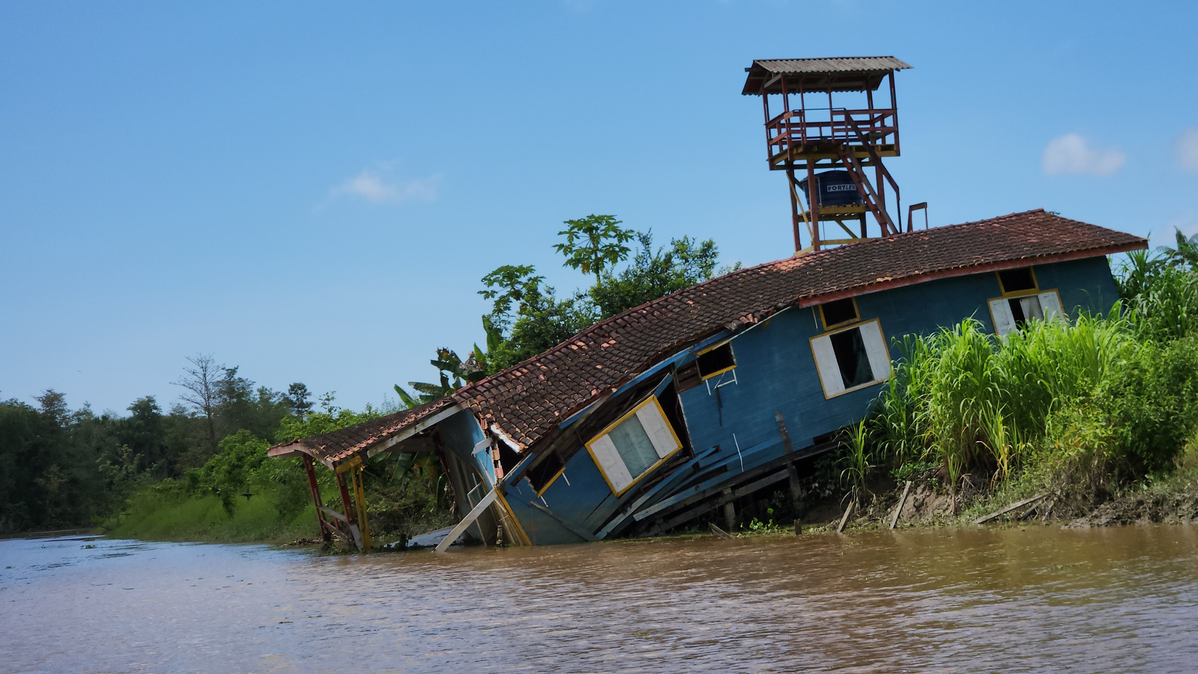 'Terras caídas': erosão avança e ribeirinhos abandonam casas no litoral do Amapá