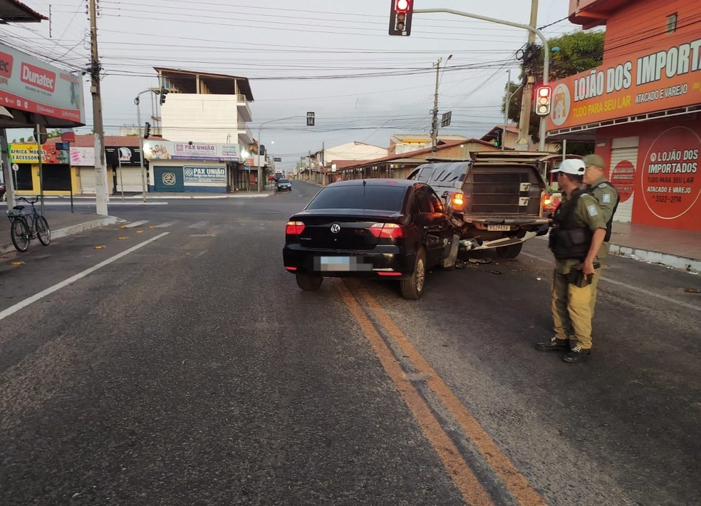 Motorista embriagado colide com viatura da Polícia Militar em Parnaíba, no Piauí — Foto: Reprodução