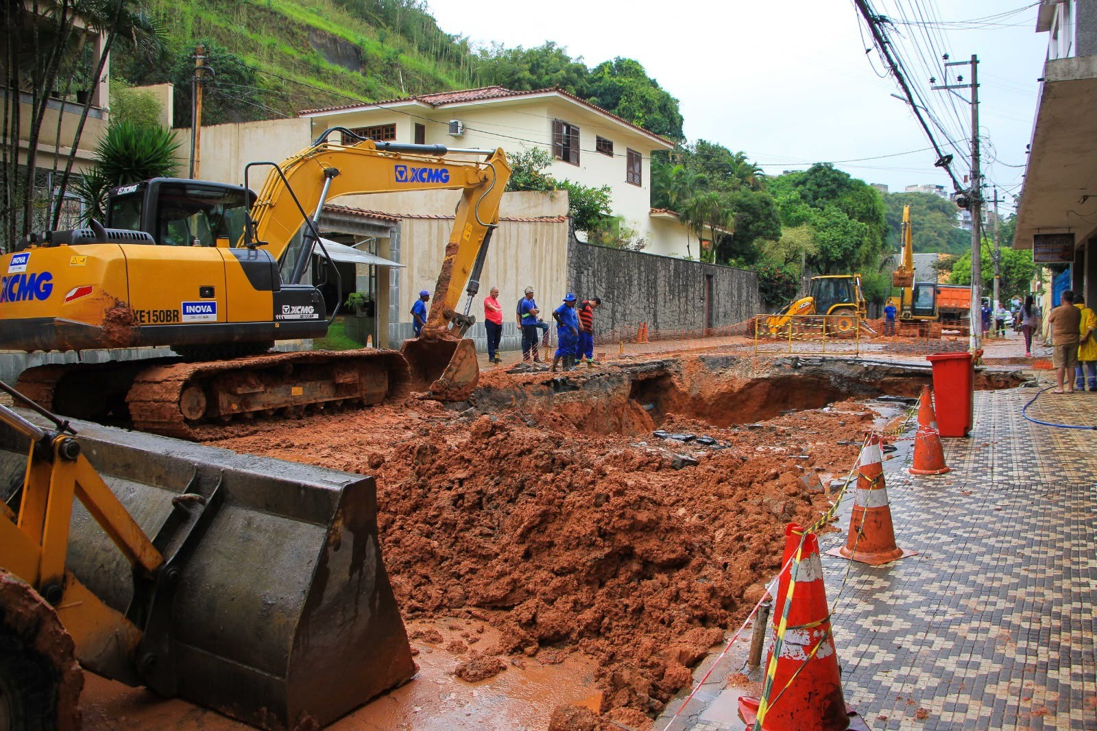 Abastecimento de água é restabelecido em local onde abriu cratera, em Barra Mansa