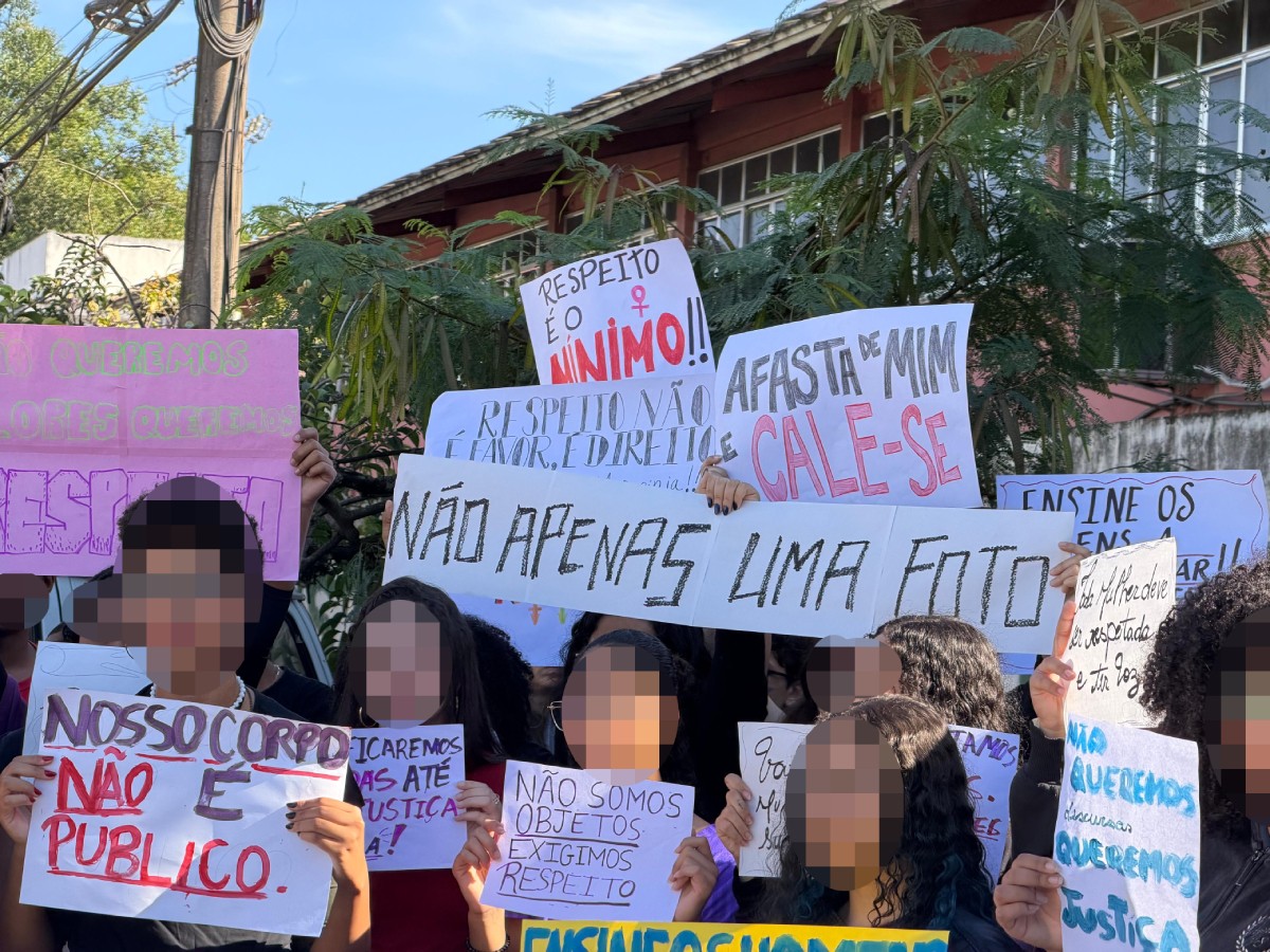 Estudantes fazem manifestação após denúncia de uso de IA para alterar fotos de alunas no IFRJ de Volta Redonda