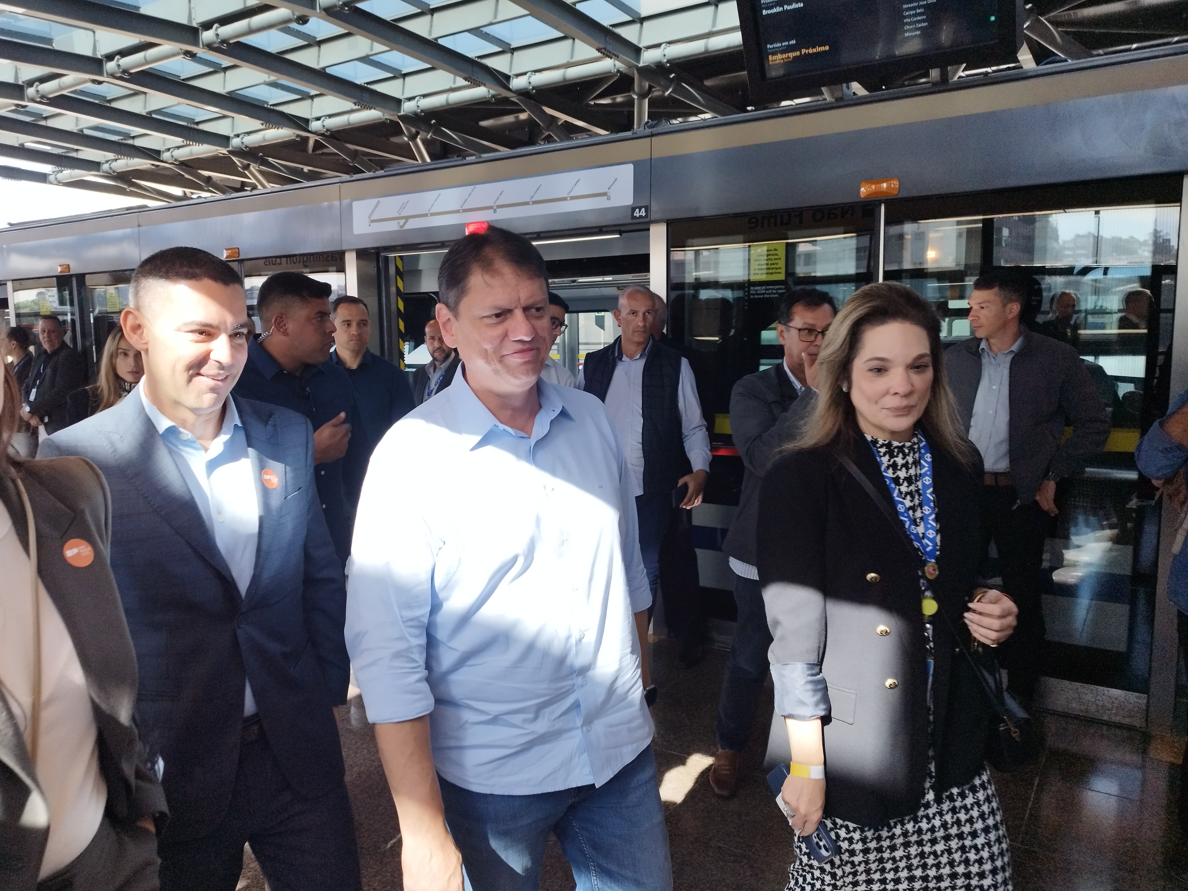 Tarcísio afirma ter mudado de opinião e diz que não deve privatizar novas linhas de metrô