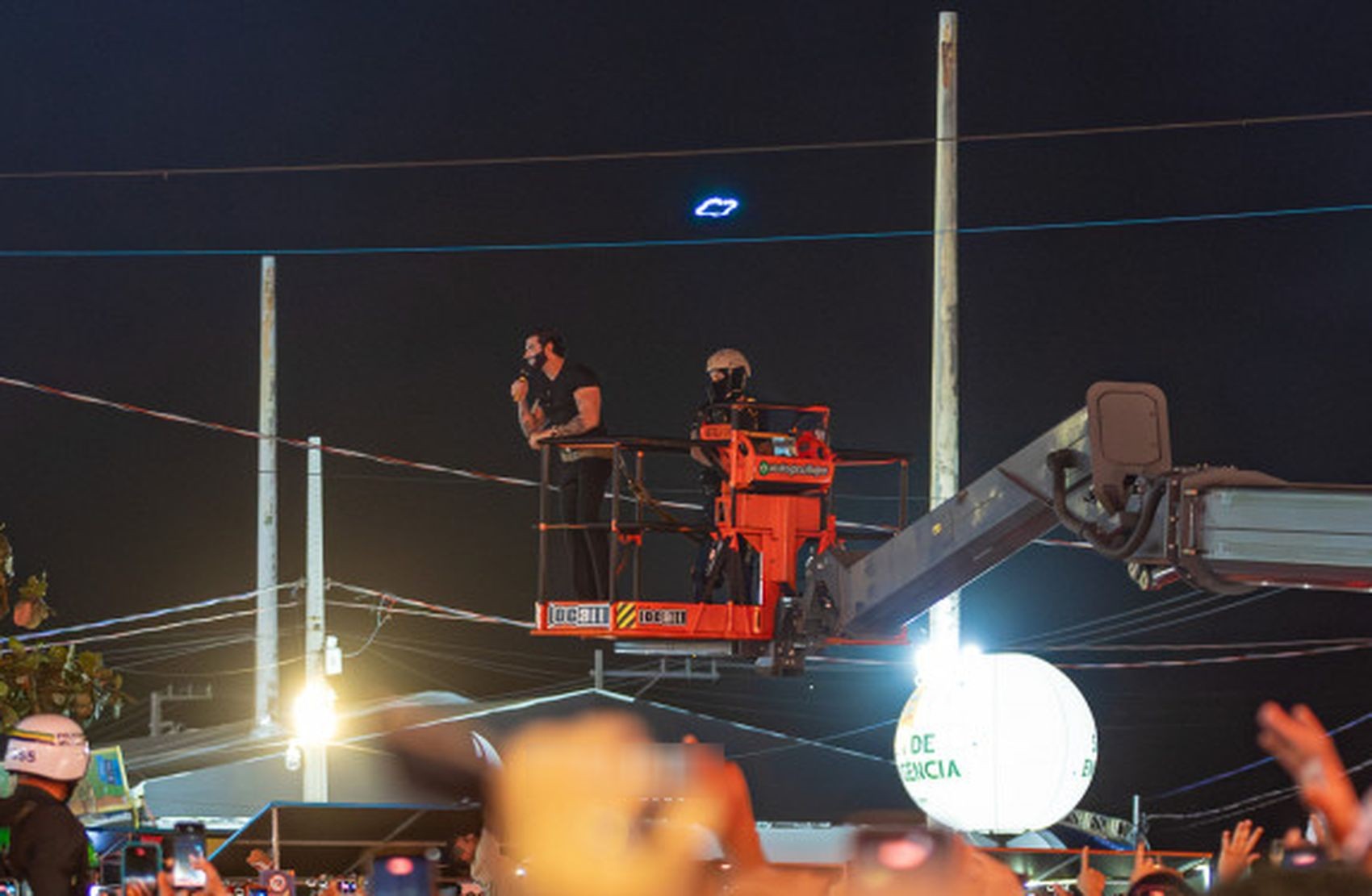Gusttavo Lima canta em guindaste e vai a 'espetinho' com fãs em Aracaju 
