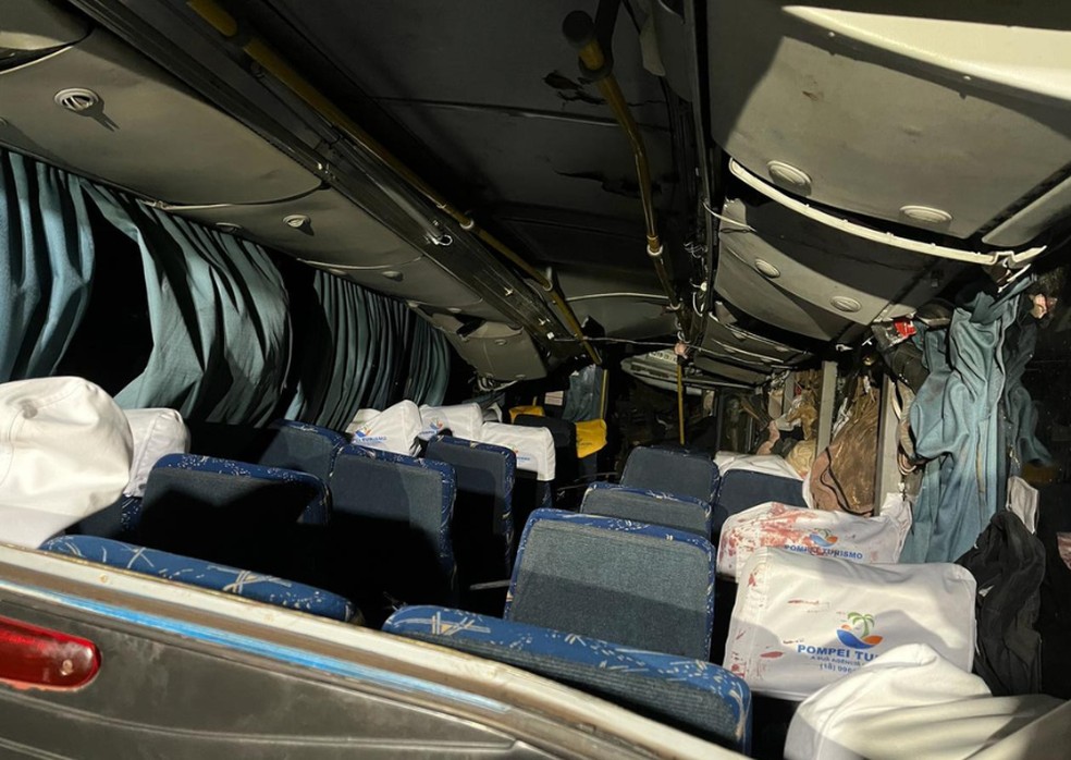 Três pessoas morrem e 16 ficam feridas após micro-ônibus tombar no interior do PR — Foto: Alex Magosso/RPC