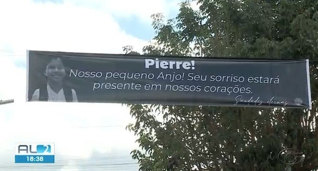 Corpo de menino morto pelo pai é enterrado em Palmeira dos Índios: 'Meu anjo', diz mãe 