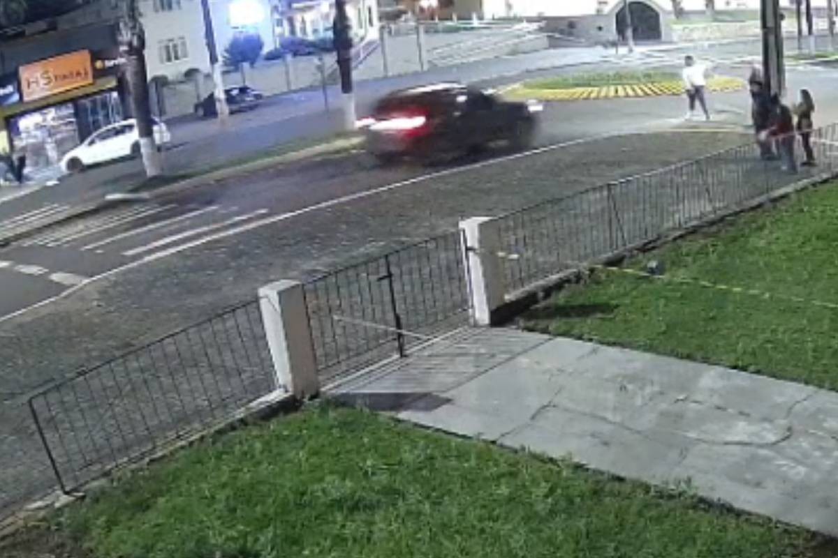 Vídeo mostra momento em que motorista atropela e mata homem após furar bloqueio policial em ato no Paraná