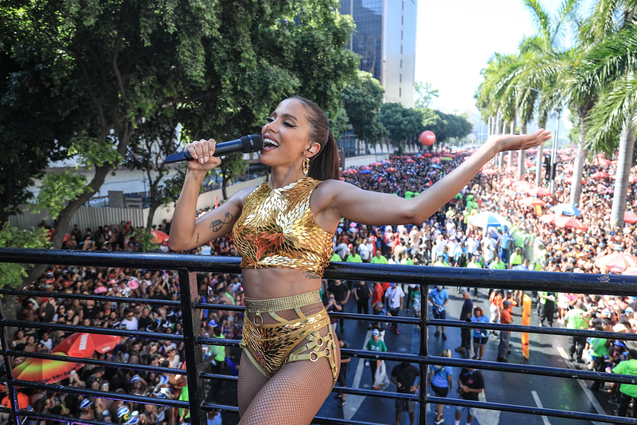 Bloco da Anitta leva multidão ao Centro do Rio