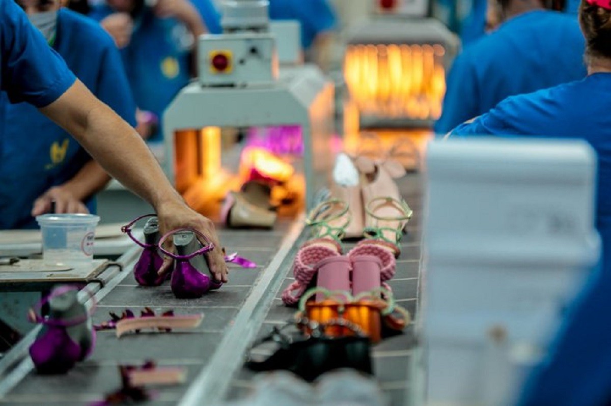 Tarifaço dos EUA: setor calçadista tem pior outubro em 10 anos e 1,65 mil vagas foram fechadas no Brasil, aponta Associação