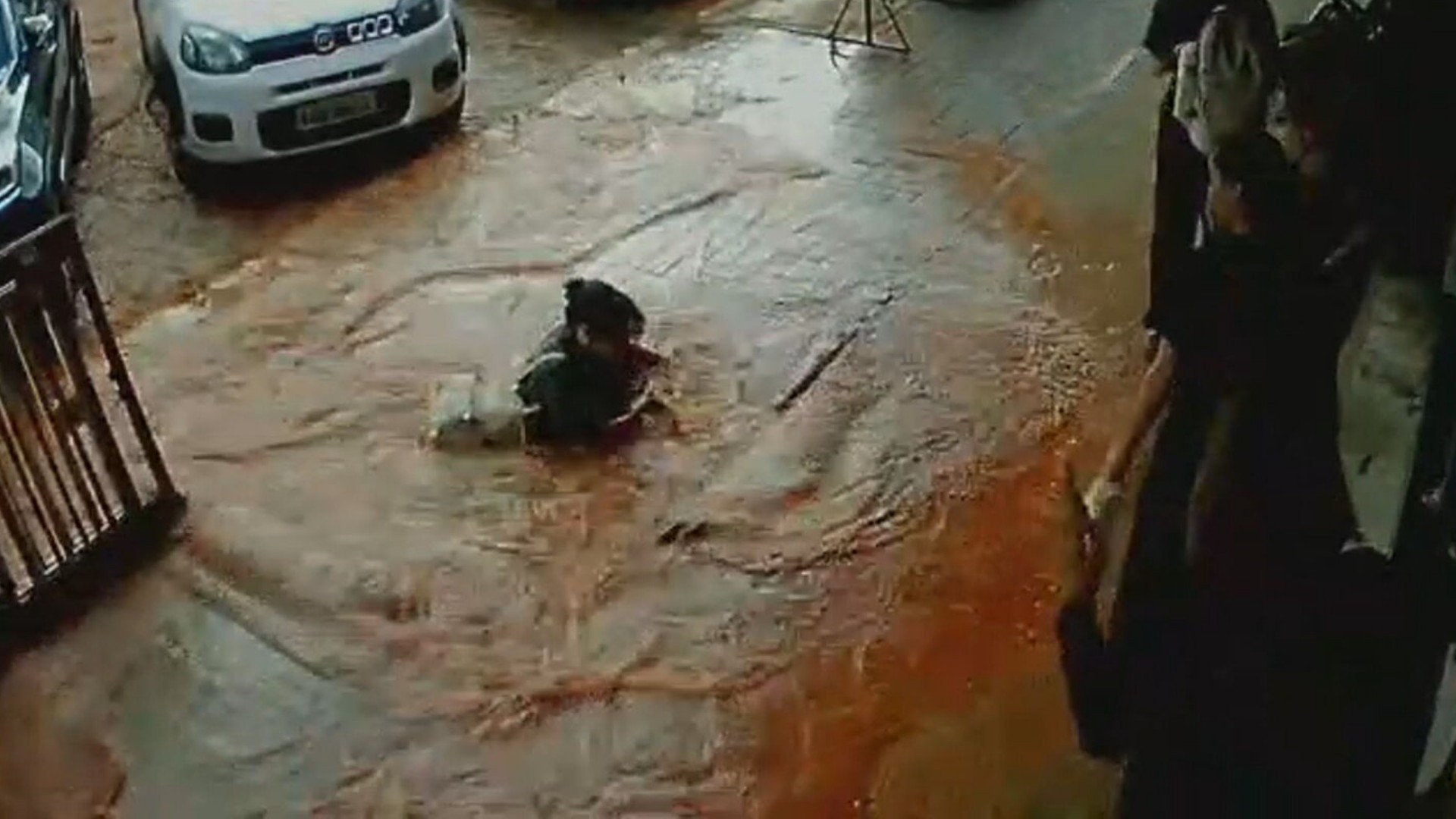 VÍDEO: mulher cai em cratera alagada em avenida comercial de Taguatinga, no DF