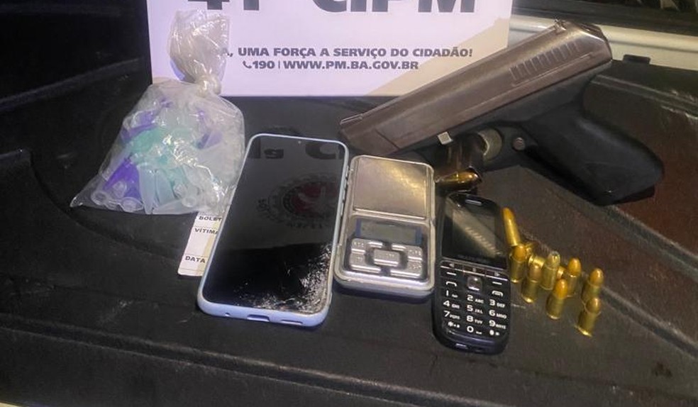 Material que a PM diz que foi apreendido com Weliton — Foto: Divulgação/PM