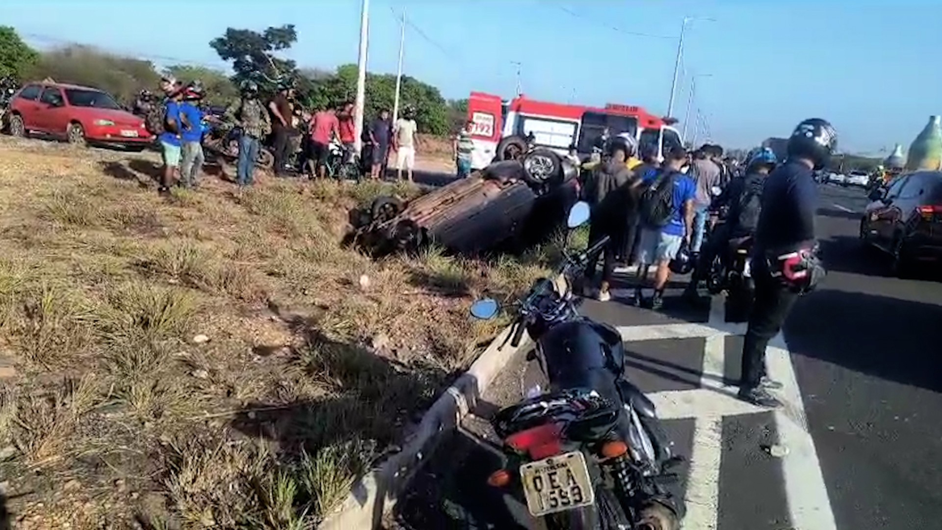 Carro capota e três pessoas ficam presas às ferragens na BR-316, em Teresina