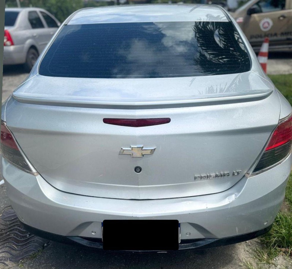 Homem é preso com carro roubado em Salvador — Foto: Ascom/PM-BA