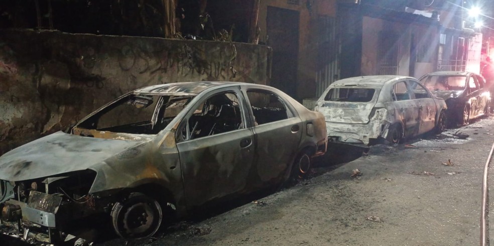 Carros foram incendiados na madrugada deste sábado (26), no bairro do Lobato, em Salvador — Foto: Arquivo pessoal