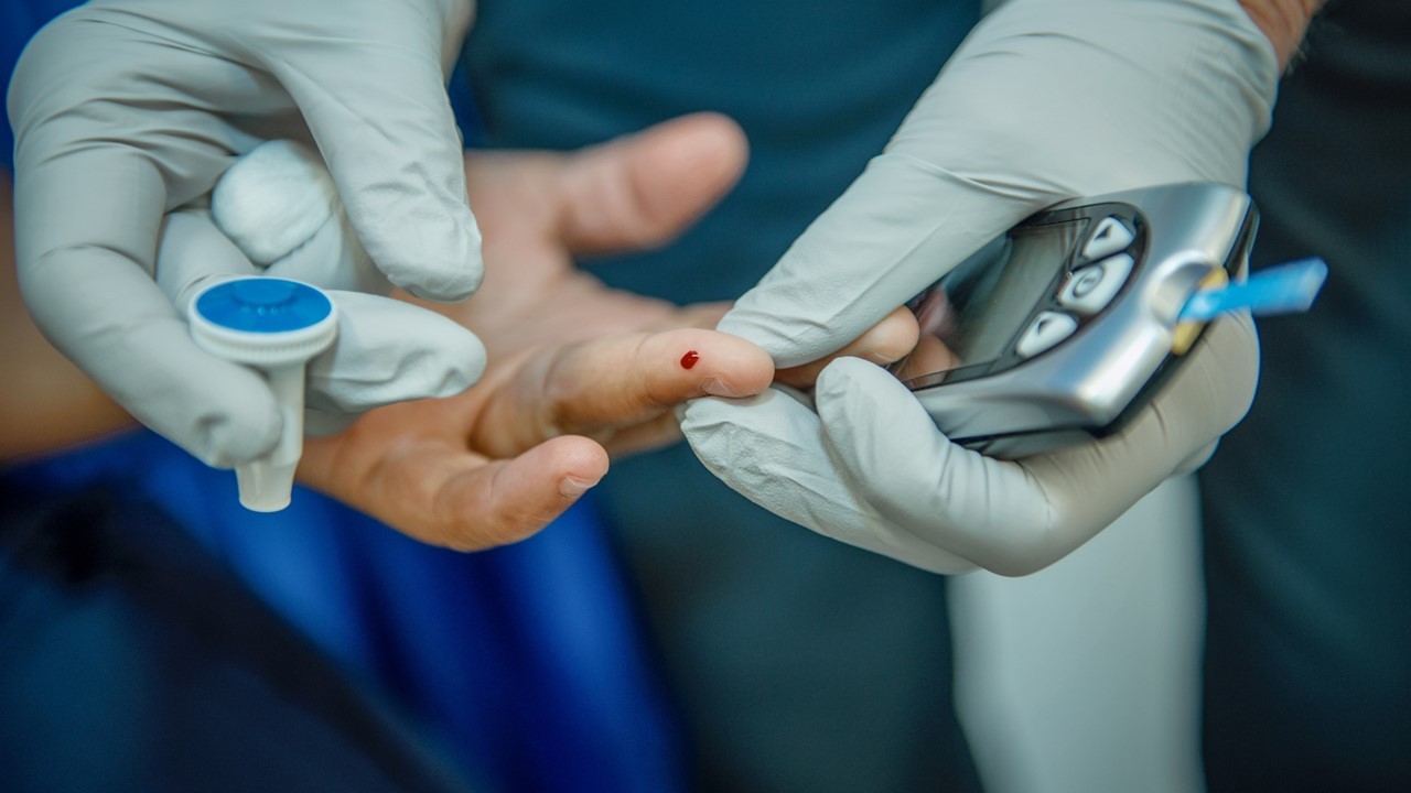 Unimed Cuiabá realiza ação de aferição de glicemia em alusão ao Fevereiro Roxo