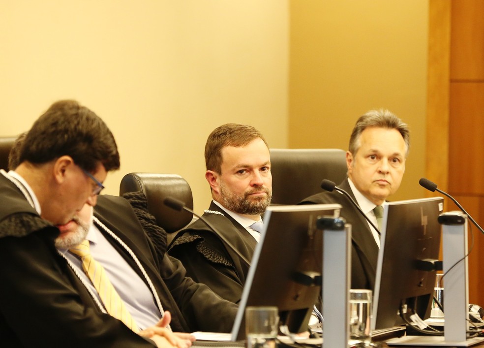 O relator Luciano Carrasco Falavinha Souza ao lado do vice-presidente do TRE-PR, Luiz Osório Moraes Panza — Foto: Giuliano Gomes/PR Press