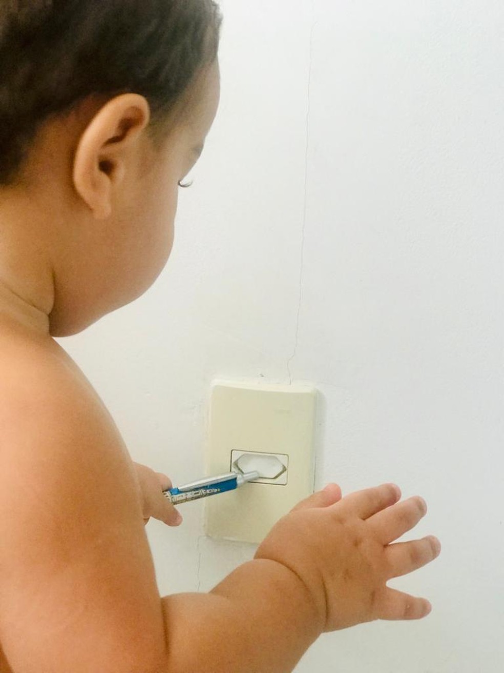 Use protetores nas tomadas que não estiverem sendo utilizadas, isto evita que crianças insiram materiais dentro das tomadas. — Foto: Divulgação