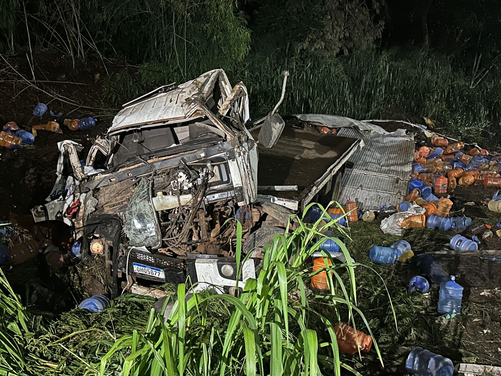 Motorista sobrevive em acidente que deixou caminhão 'esmagado' em MT