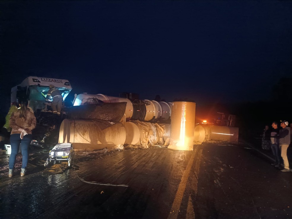 Criança de três anos morre após carreta carregada com bobinas de papel tombar e ser atingida por caminhão na PR-151 — Foto: PRE