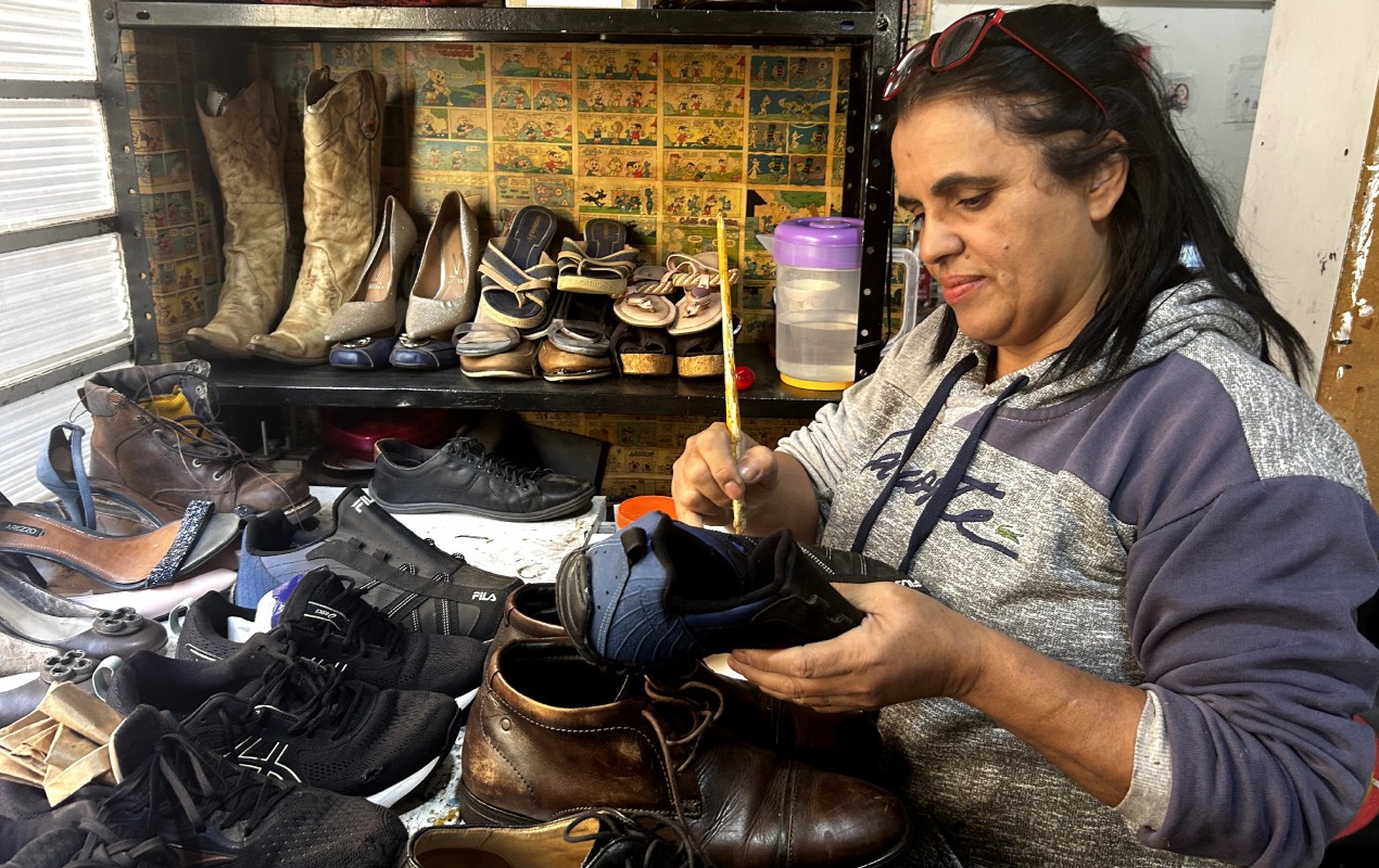 Sapateira recupera sentimentos e memórias com trabalho de restauração: 'Cuidar de sapatos é cuidar das lembranças'