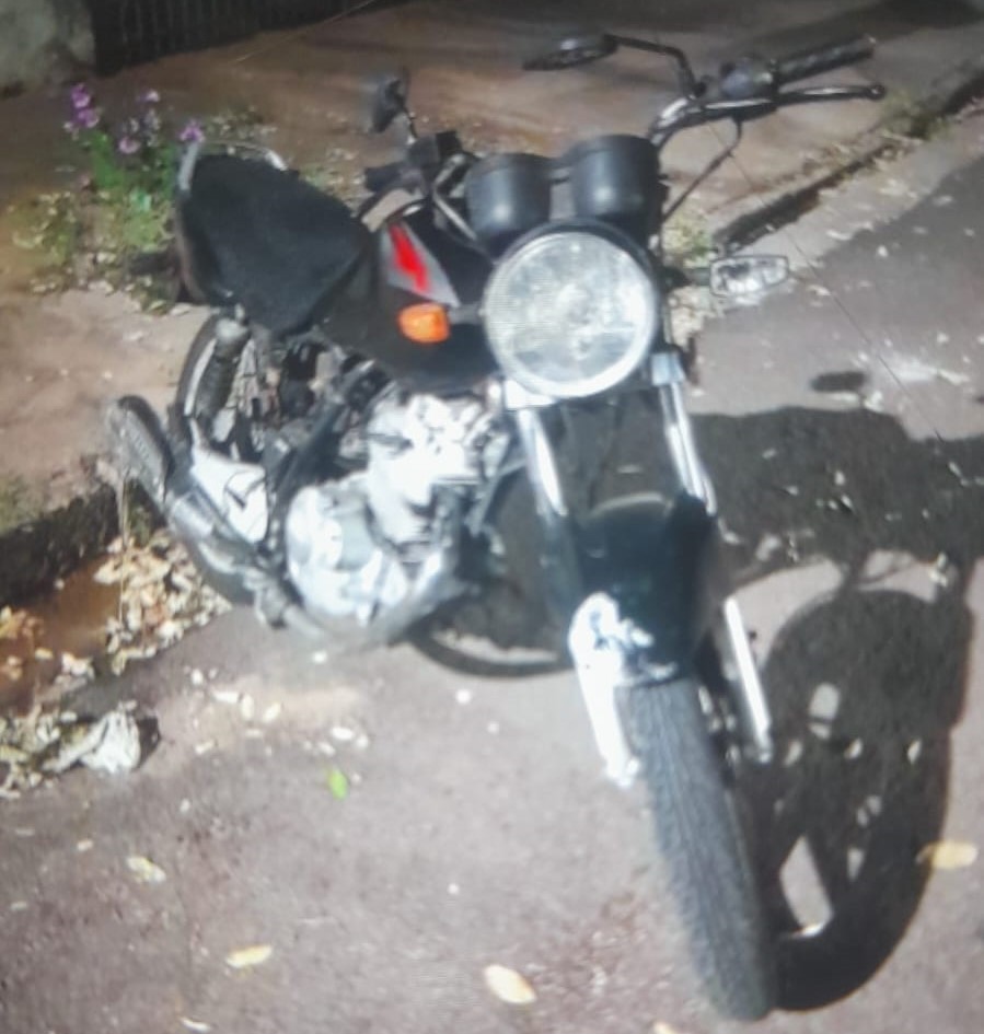 Após bater motocicleta em portão e ter escoriações pelo corpo, homem é preso por furto em Presidente Prudente