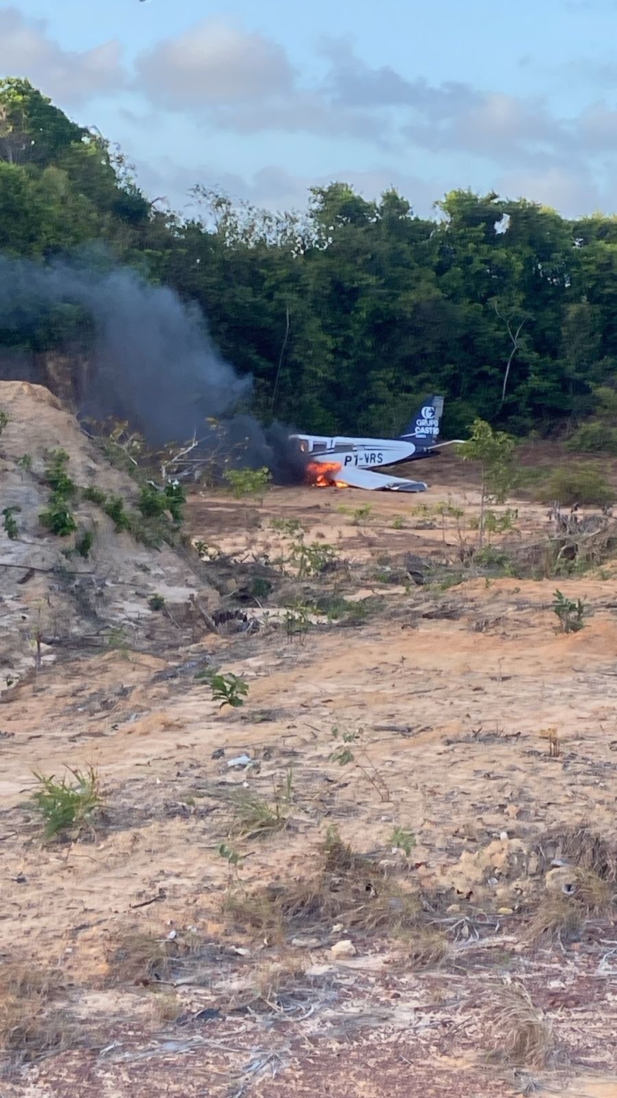 VÍDEO: Avião de pequeno porte cai e pega fogo próximo a pista de pouso em Paço do Lumiar; cinco pessoas ficam feridas