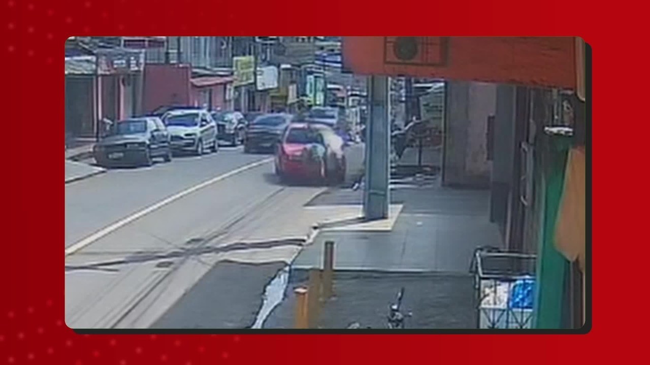 Carro invade a contramão e atropela homem e criança na Zona Oeste de Manaus; VÍDEO