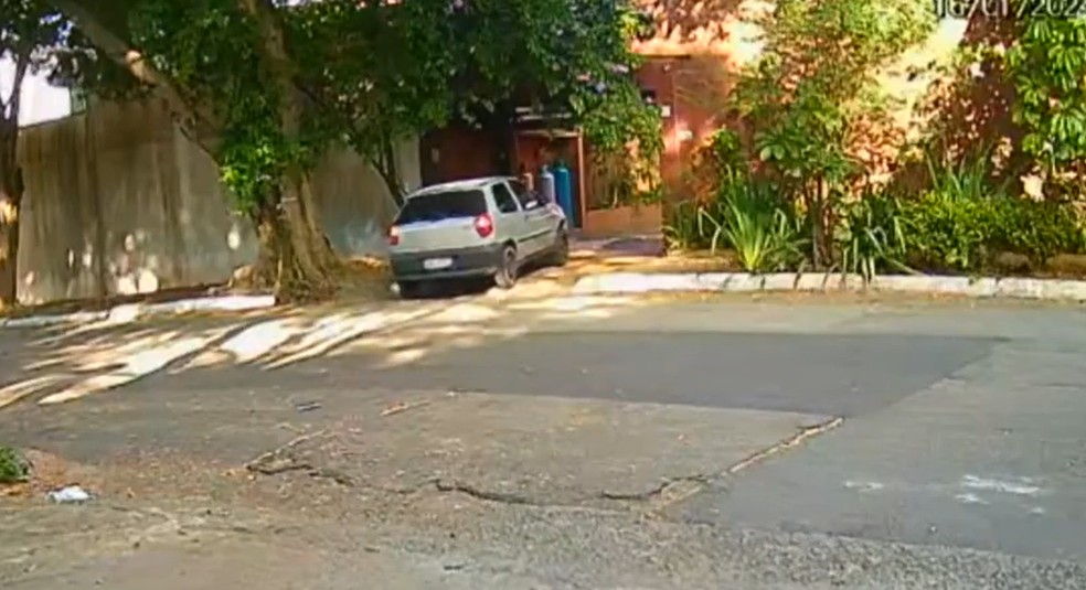 Imagem mostra momento em que cubano devolve carro em São Paulo. — Foto: TV Globo/Reprodução