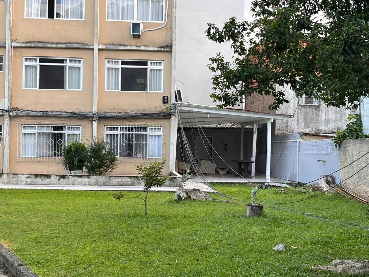 Prédio de quatro andares que afundou 16 centímetros e deixou feridos será demolido em Itajaí 