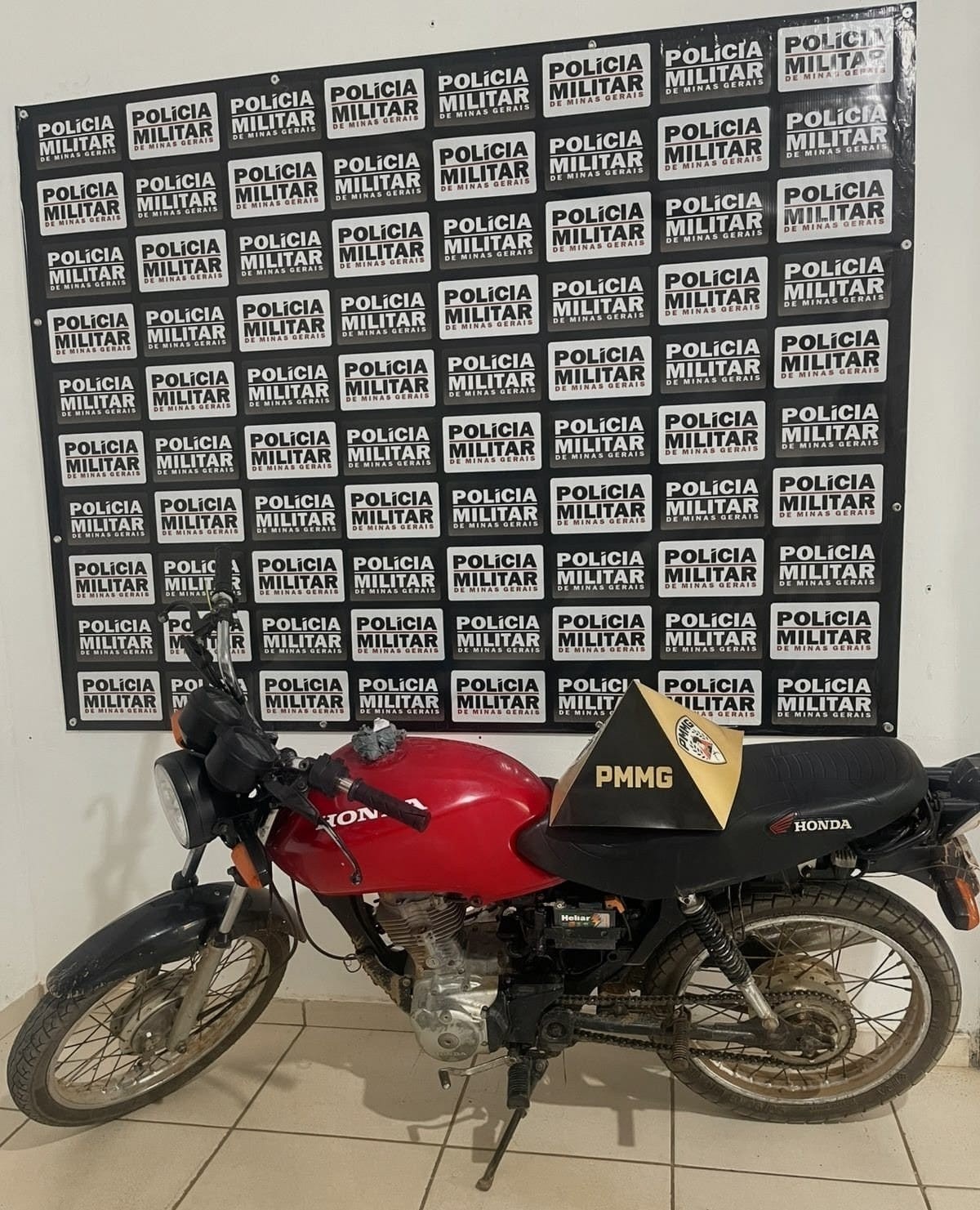 Homem é preso ao ser flagrado usando moto furtada e sem placa em manobras perigosas e barulhentas 