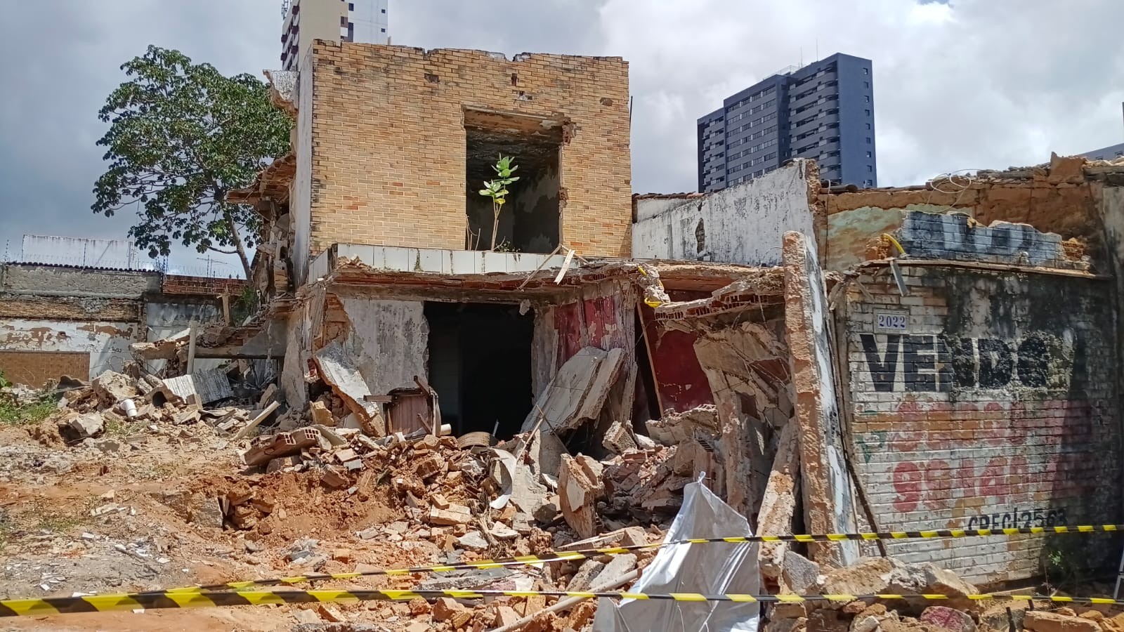Laje cai sobre pedreiro durante demolição de imóvel na Zona Sul de Natal
