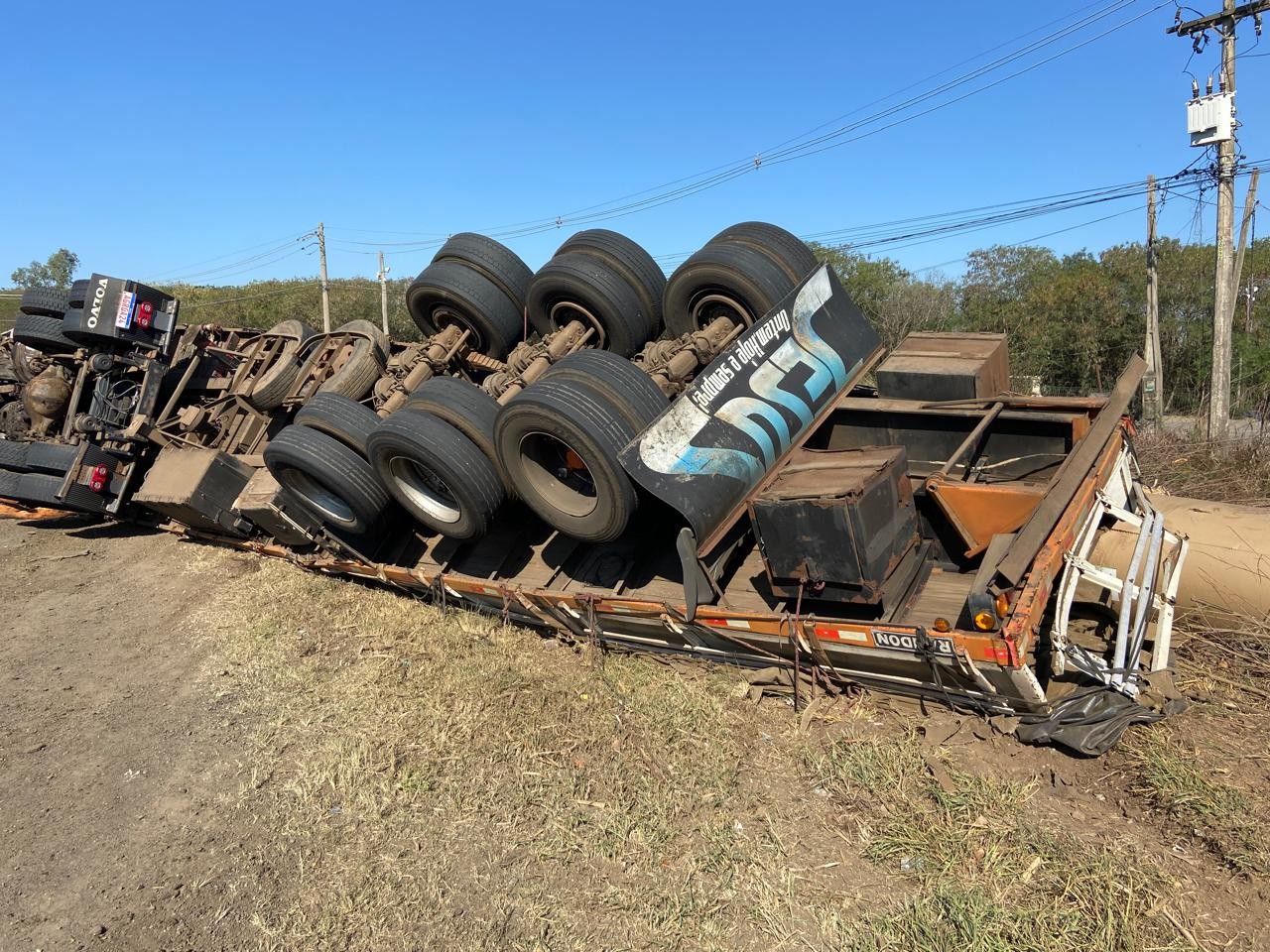 Carreta carregada com bobinas de papel tomba em alça de acesso de rodovia em Piracicaba