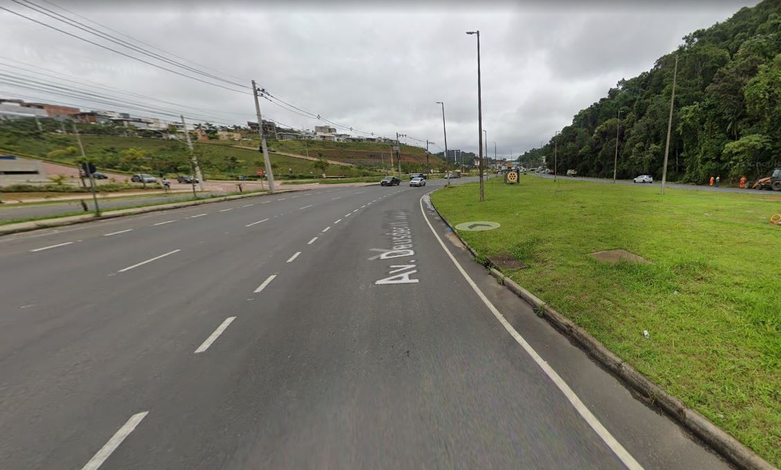 Motociclista morre em acidente com ônibus na Avenida Deusdedith Salgado, em Juiz de Fora