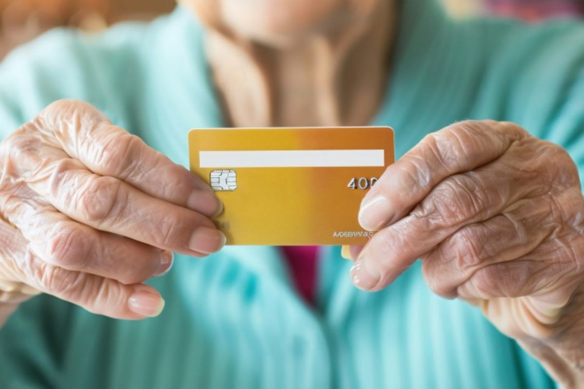 Banco é condenado após idosa fazer dívida durante sequestro relâmpago e ficar com nome sujo