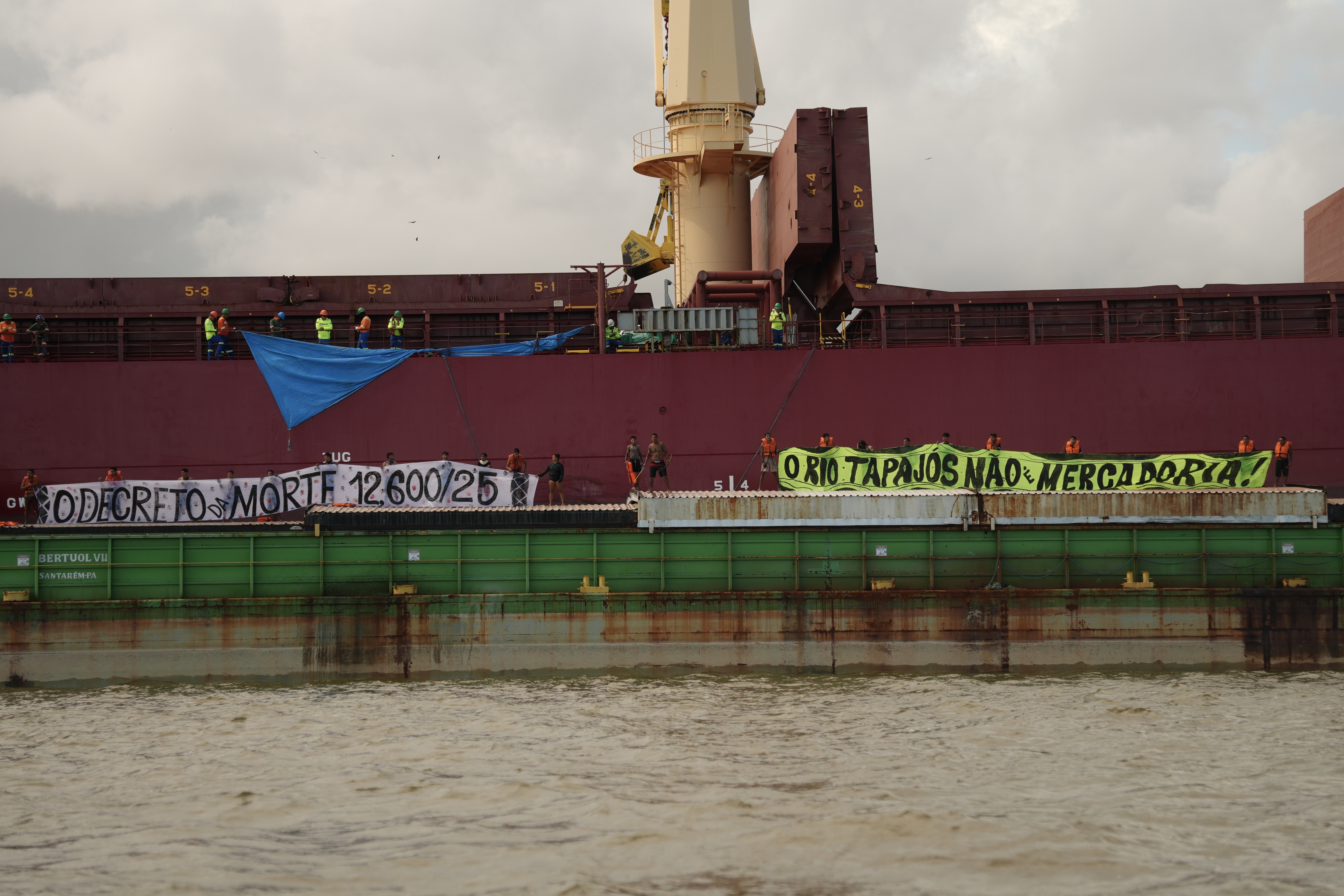 Indígenas invadem terminal portuário de multinacional do agronegócio em Santarém