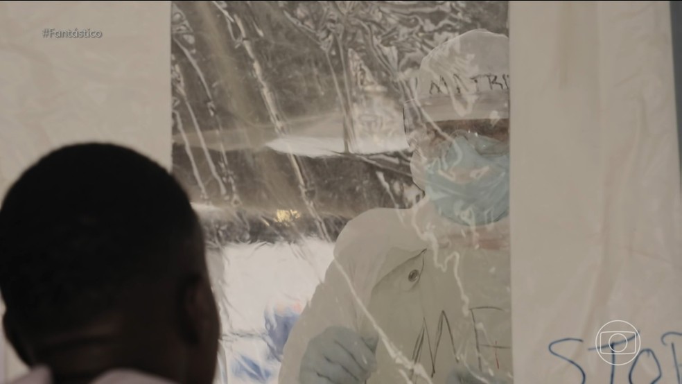 Enfermeiros usam janela de plástico para monitorar pacientes contaminados pelo ebola — Foto: Reprodução/TV Globo