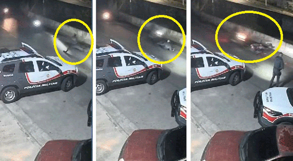 PM, no c&iacute;rculo amarelo, se desequilibra (&agrave; esquerda) e depois &eacute; atropelado por ao menos duas motos (no centro e &agrave; direita) &mdash; Foto: Reprodu&ccedil;&atilde;o/Redes sociais